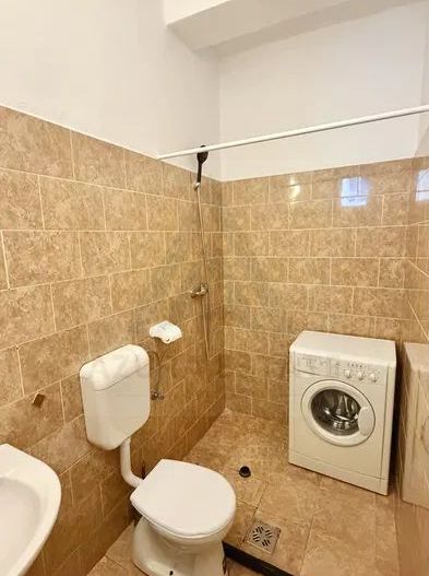 Spatiu comercial 80 mp utili 2 incaperi grup sanitar in Strand - Poză 2