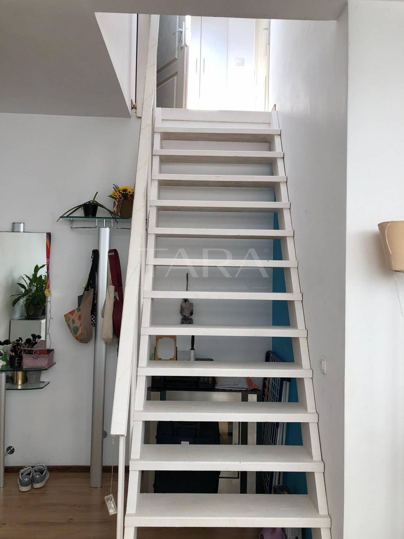 Apartament la mansardă, cu scară interioară. - Poză 3