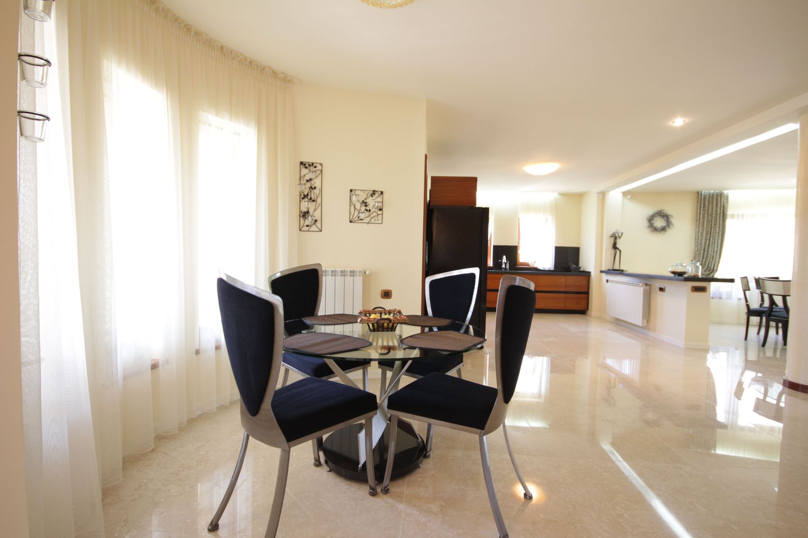 O casa deosebita cu Piscina - Poză 8