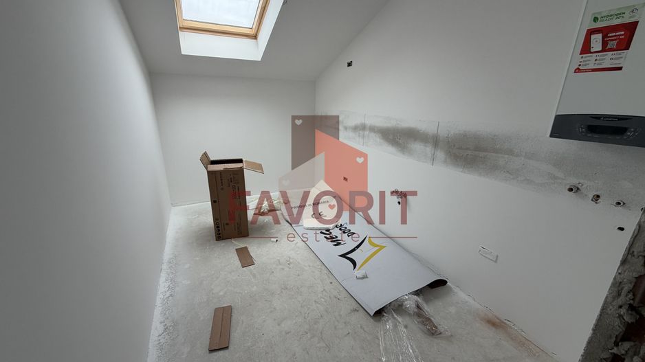 Decomandat. Zona Buziasului. Parcare in curte. - Poză 12