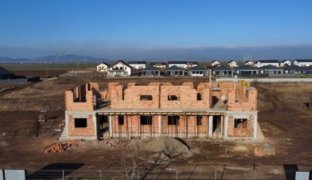 Apartament cu 3 camere – etaj cu curte proprie in cartierul Izvor