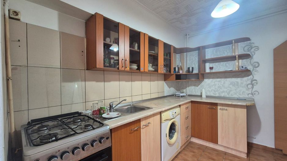 Intrare  Răcădău, apartament mobilat, liber la vânzare, însorit - Poză 8