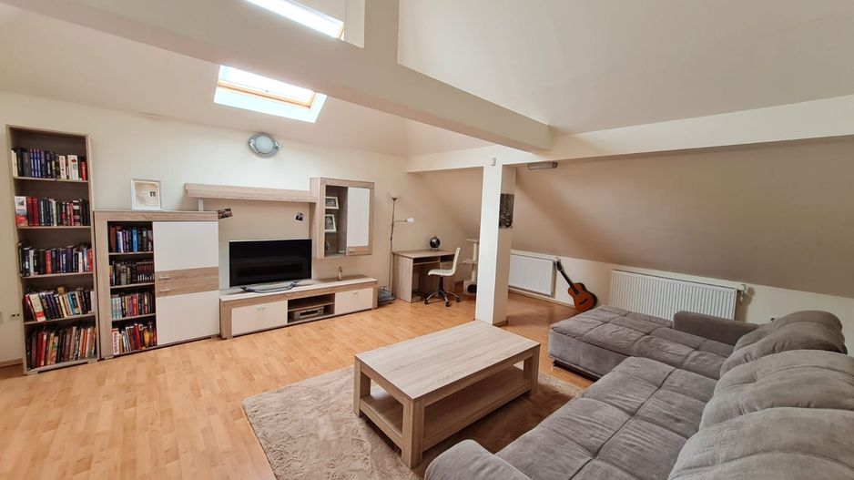 Casă cu teren generos pretabila pentru afacere - Poză 8