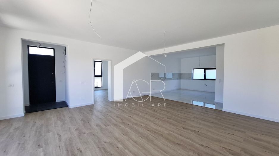 Casa cu 4 camere de vanzare, Bucov, Mica Roma - Poză 2