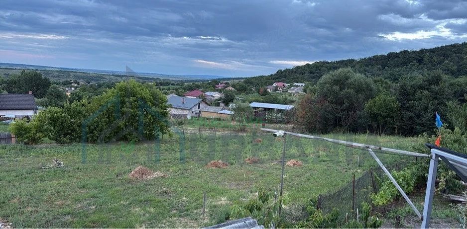Teren intravilan 2218 mp în Strunga, zonă centrală, cu utilități și deschidere la drum principal - Poză 4