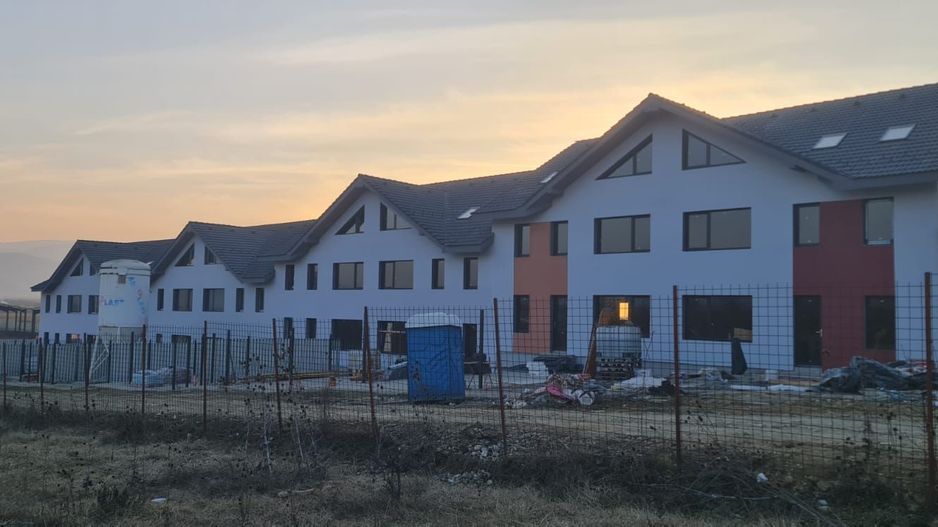 Casa de vânzare tip înșiruita la intrare in Cristian - Poză 2