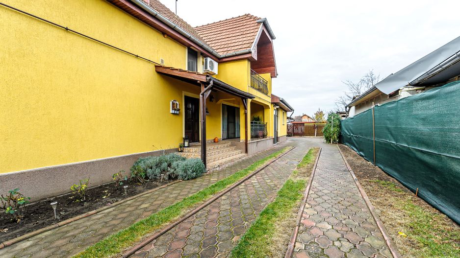 Casă generoasă cu potențial de afacere în Gai - Poză 9