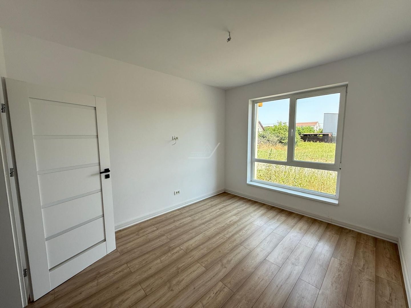 Finalizat. Gradina proprie.Pozitie excelenta - la asfalt. Loc de parcare. - Poză 4