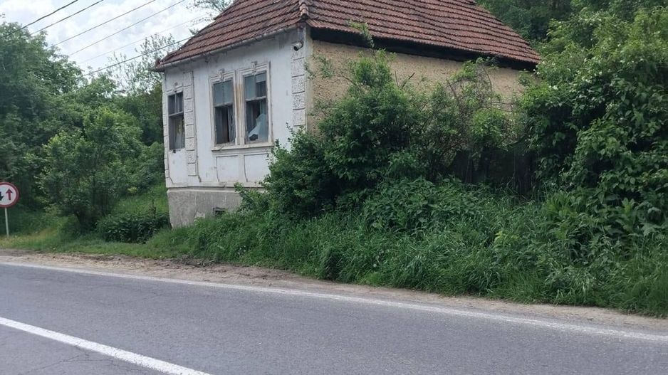 Casa demolabila si teren - Poză 1