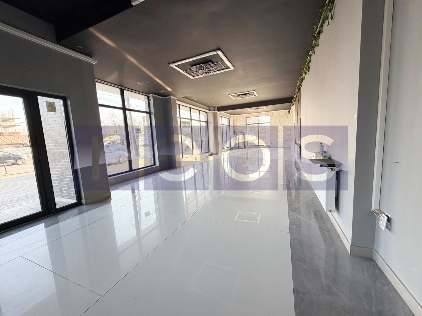 SPATIU COMERCIAL STRADAL | 250 MP | CURTE 120 MP | 10 LOCURI PARCARE | COLENTINA - Poză 1