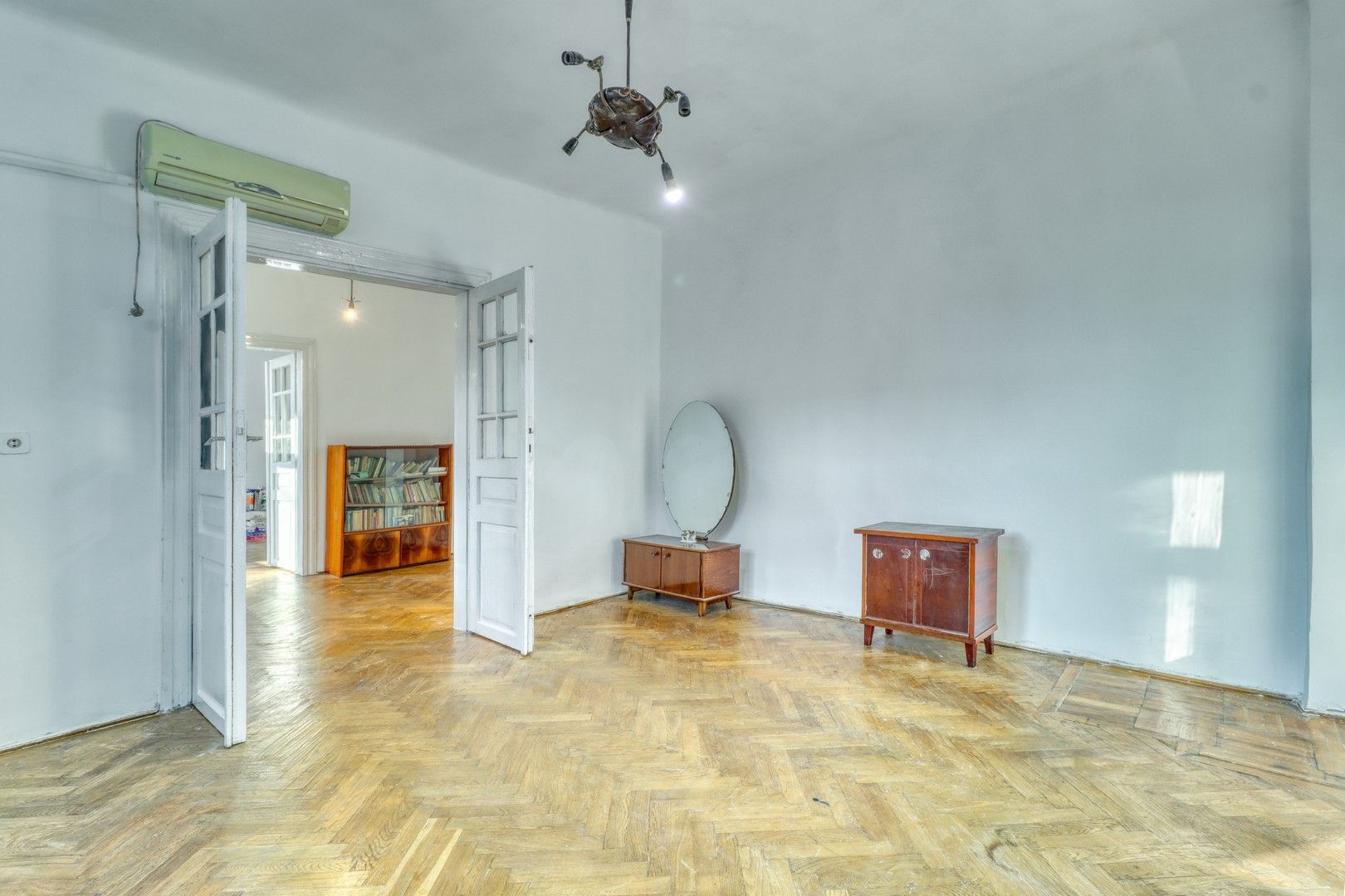 Centru- Casă boierească individuală- 5 camere si  451 mp teren - Poză 6