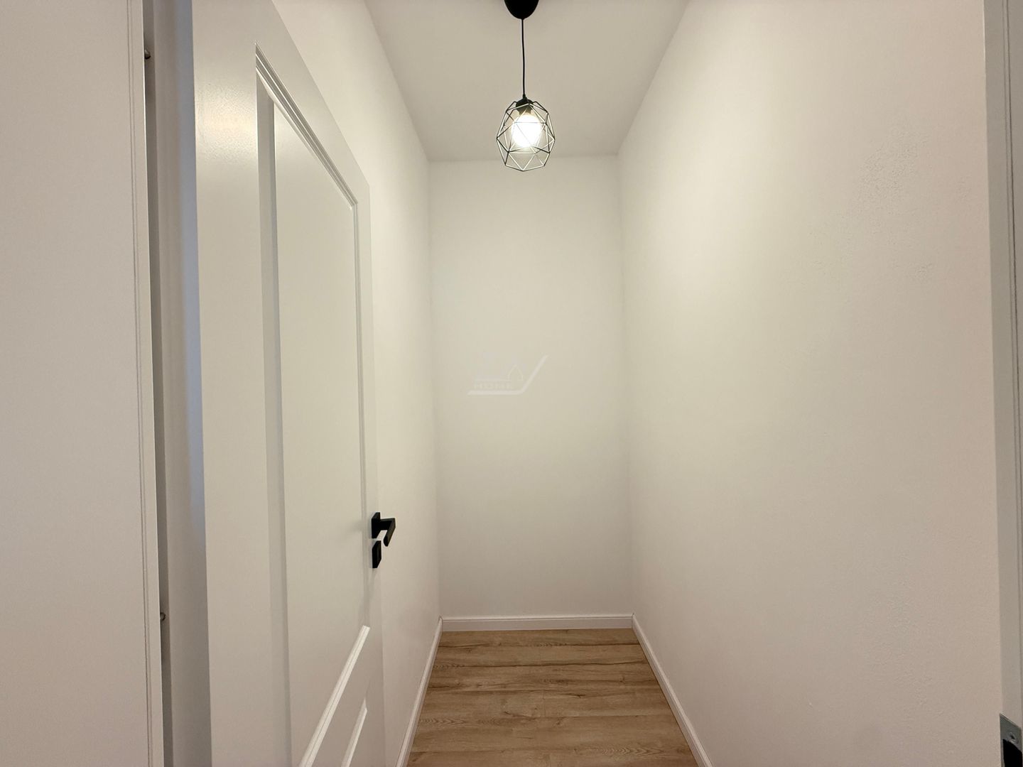 Casa moderna si cocheta. Locatie excelenta. Curte amenajata. Loc de parcare. - Poză 23