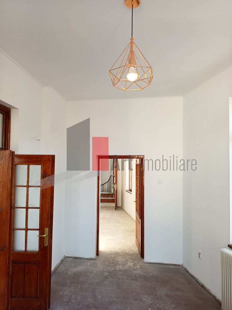 Vila  de inchiriat recent renovata - Poză 18