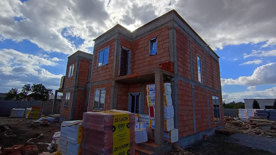 Sanandrei Duplex cu Perete Dublu, Proiect Modern - Poză 2