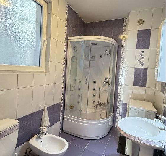 Apartament modern 3 camere cu balcoan terasa și curte comuna in Strand - Poză 6