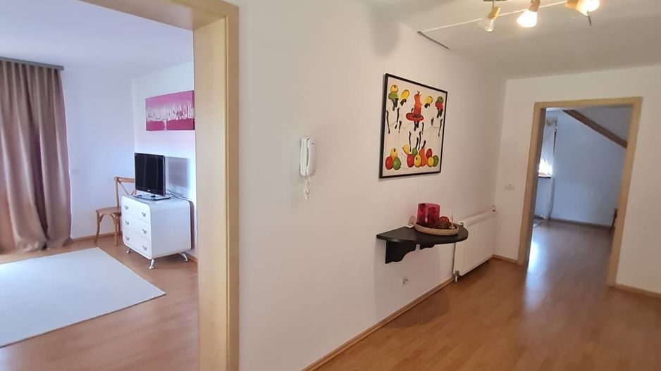Vila spațioasă și recent renovată în Ghiroda! - Poză 19