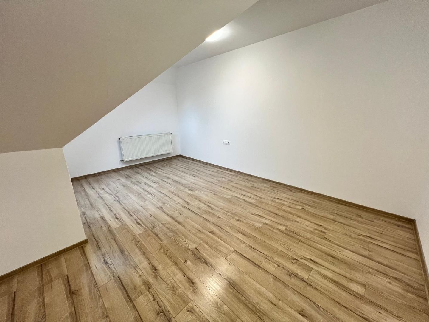 Casa cu 7 camere | 3 balcoane | Garaj | 220 mp + 80 mp curte | Cartier Panorama - Poză 26