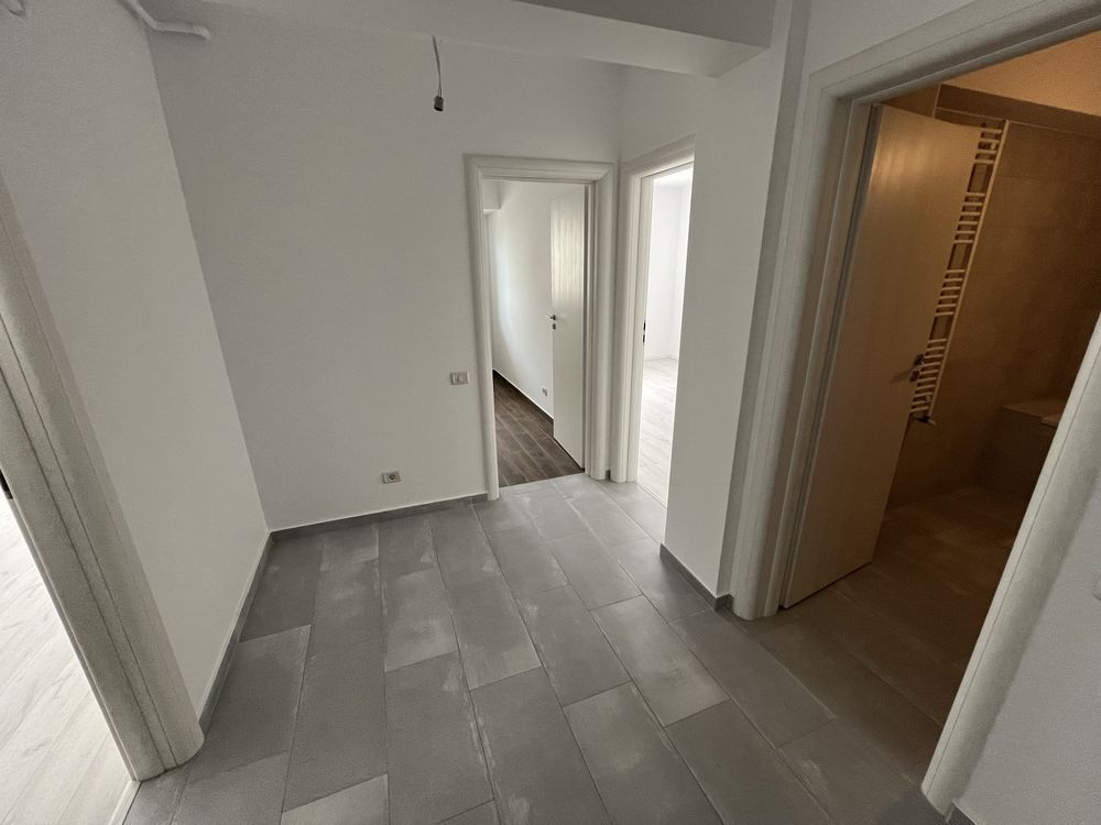 Apartament 2 camere+bucatarie separat+baie,hol si terasa+parcare - Poză 4