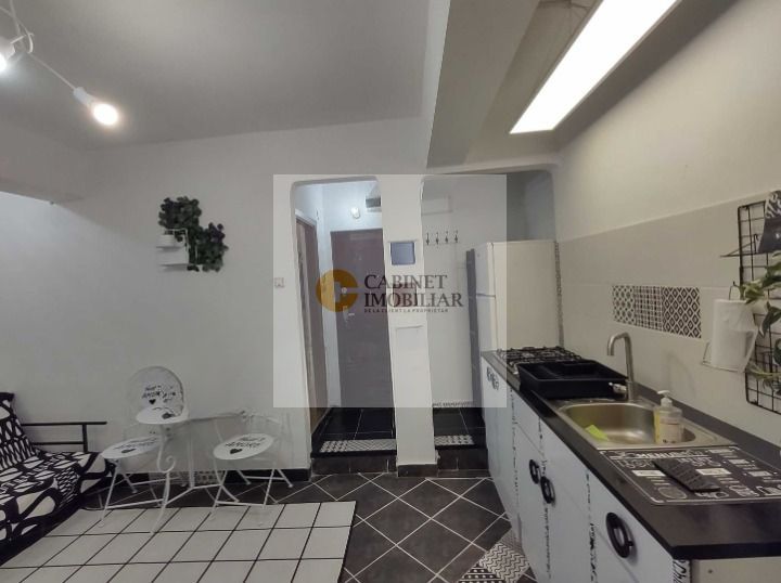 Piata Romana metrou - vedere catre bulevard - Poză 3