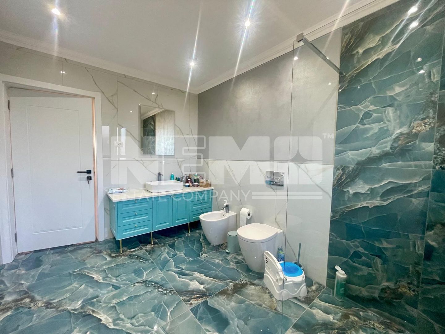 CASA MODERNA CU 4 CAMERE SI CURTE | 161 MP+48 MP ANEXA | VOLOVAT - Poză 19