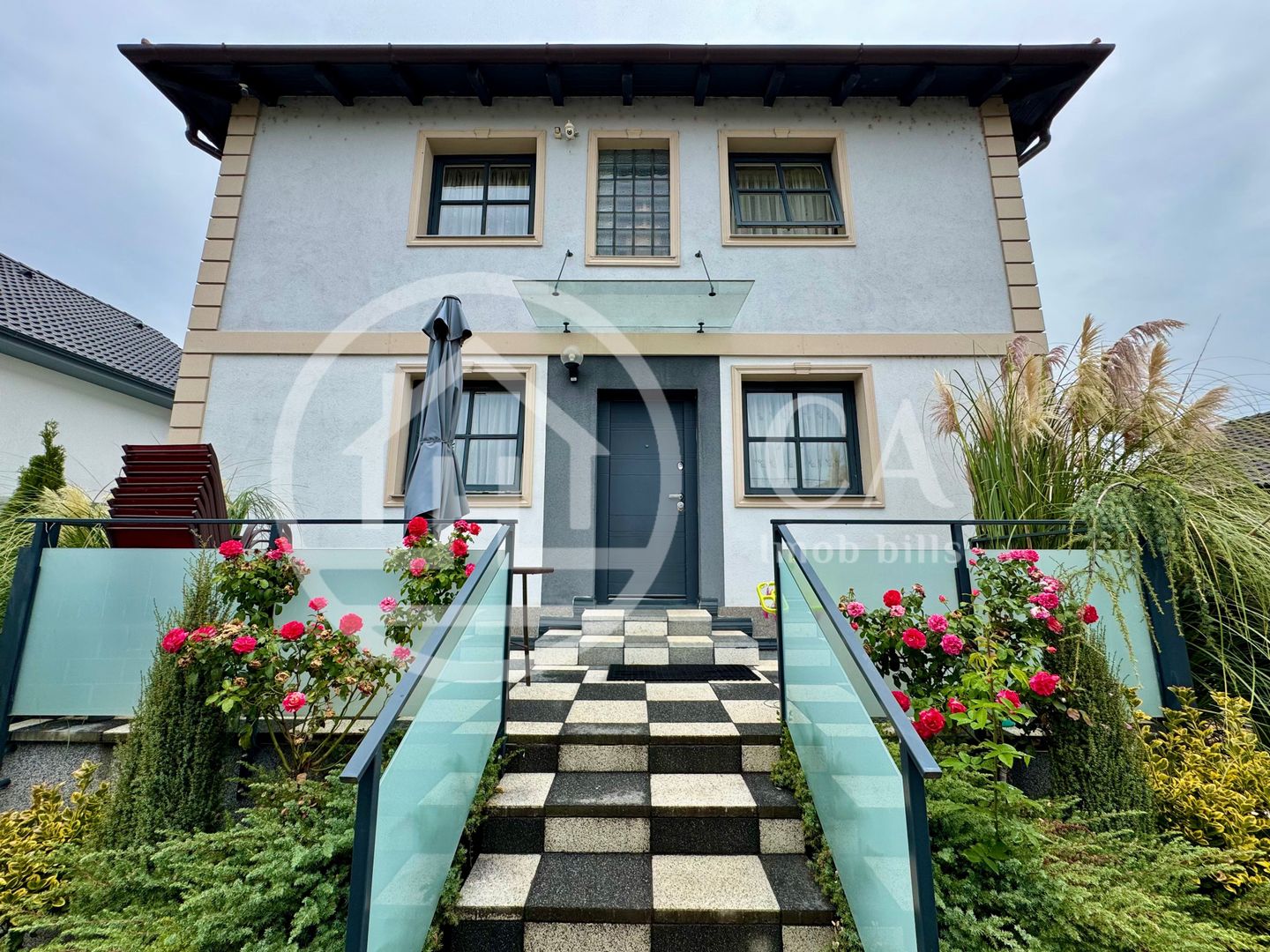 Casă de vânzare cu 6 camere in cartierul Tineretului, Oradea - Poză 1