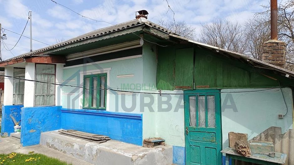 Casă tradițională cu teren generos în Oțeleni, județul Iași - Poză 2