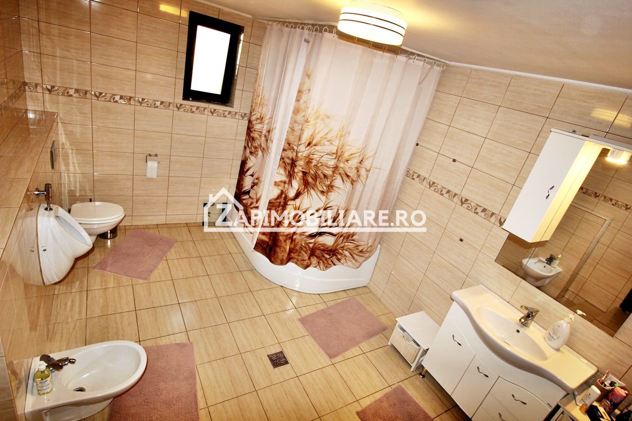 Casa 8 camere,4 bai,482mp,1.100mp teren,2 garaje,0% comision - Poză 7