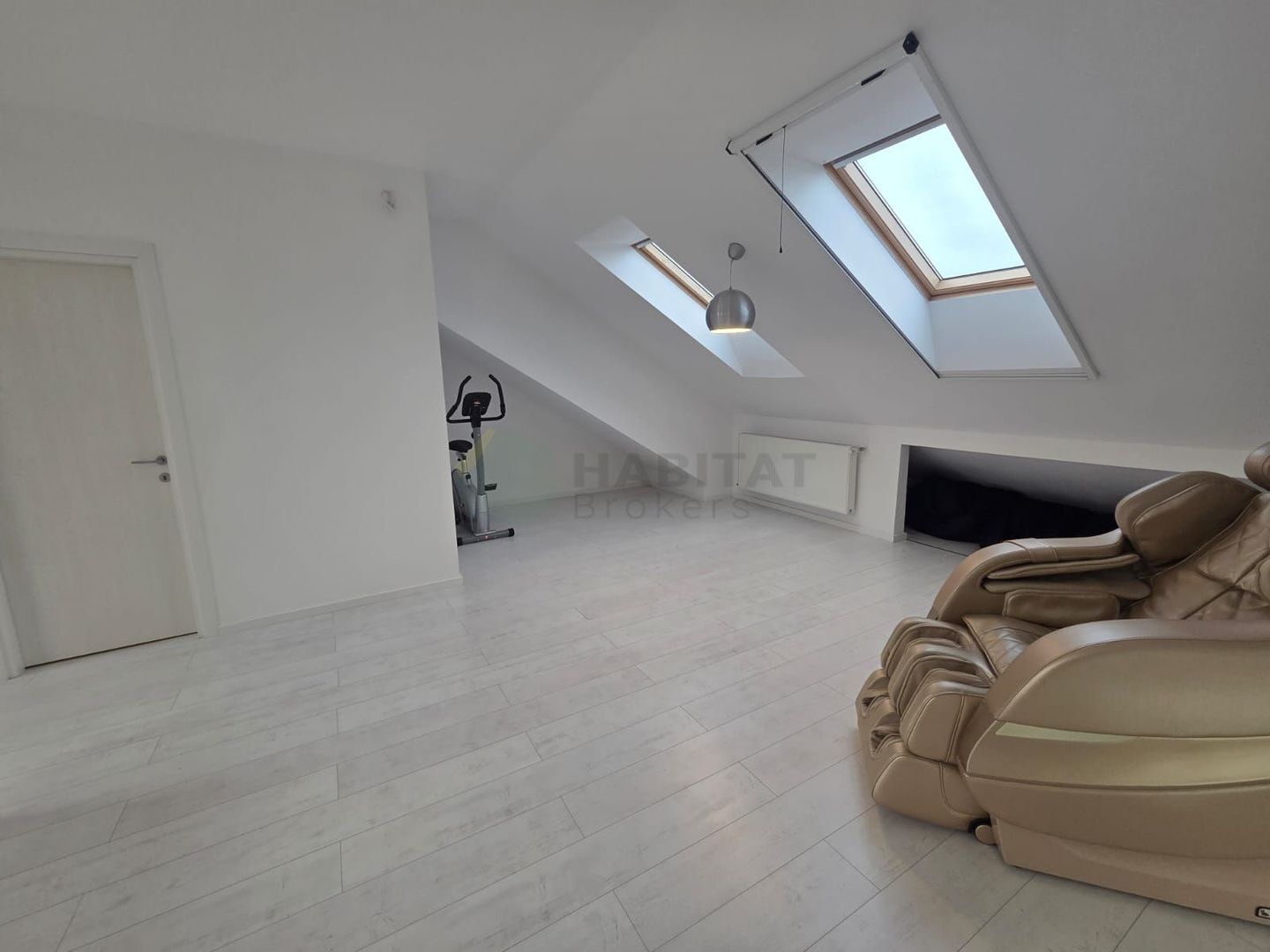 Vilă  cu mansardă, piscină și design modern – Tunari - Poză 33