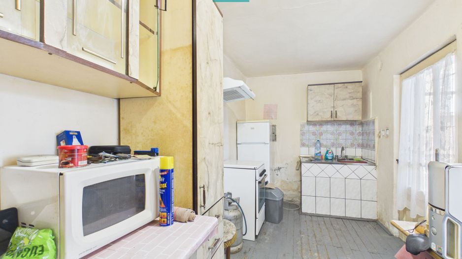 Casa în Cuvin la poalele dealului - Poză 9