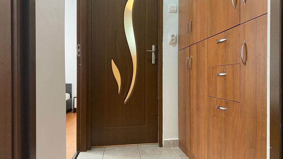 Modificat in 3 camere! Vanzare apartament in Targoviste-Micro 4 - Poză 9