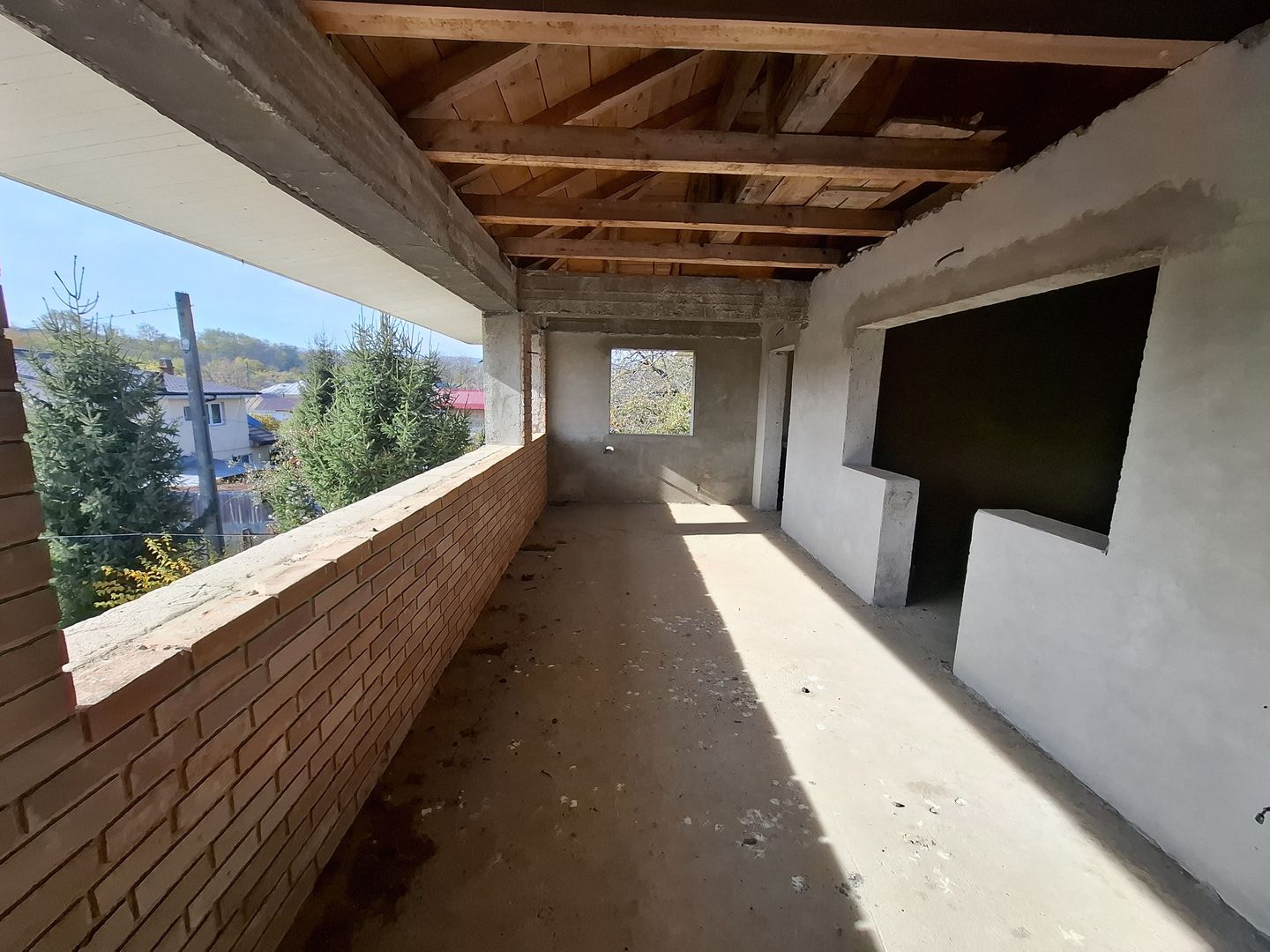 ila cu 6 camere + casă locuibilă pe teren intravilan de 1700 mp, cu vi - Poză 11