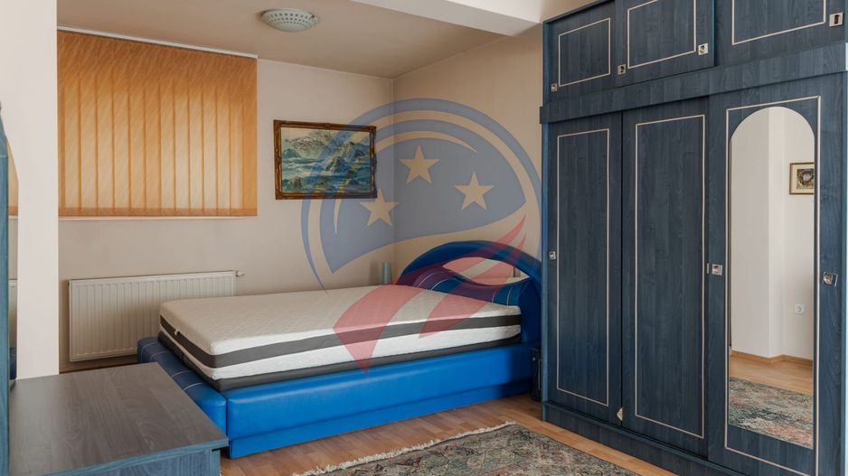 Vila superba cu cinci camere zona centrala - Poză 19