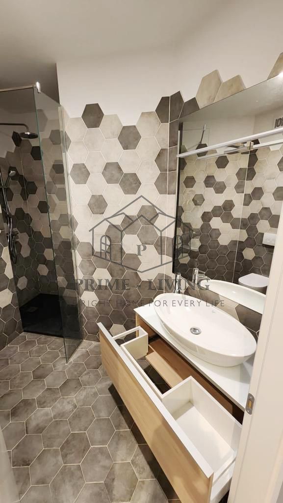 Apartament situat la etajul doi al unui bloc cu 3 etaje - Poză 12