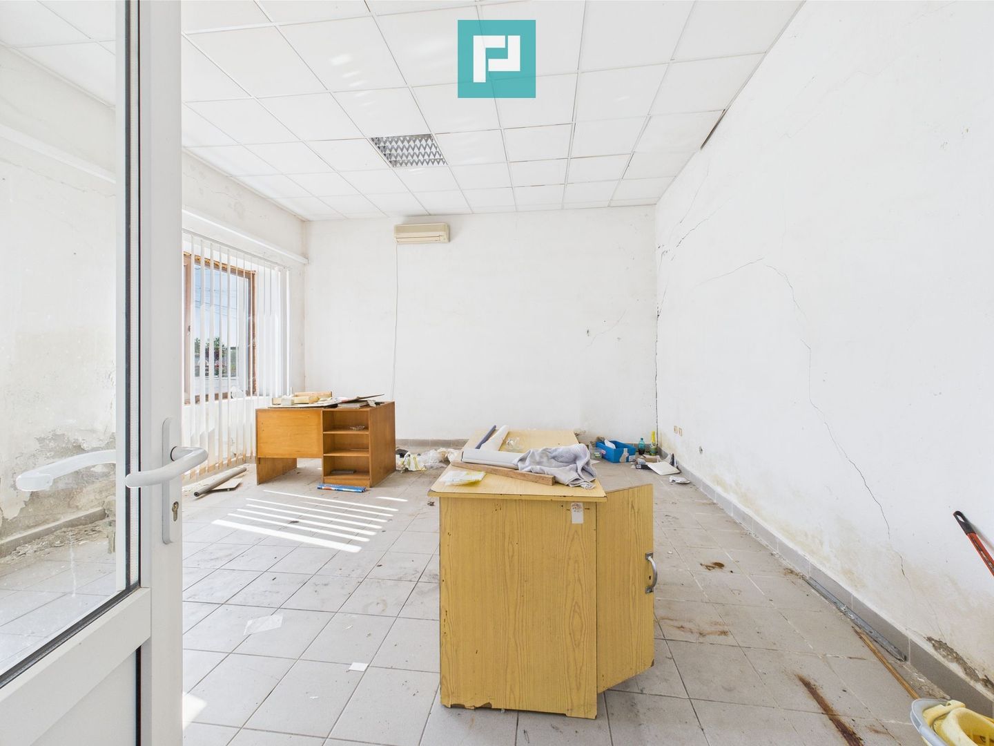 Clădire cu 5 camere cu teren și hală în Cenad - Poză 11