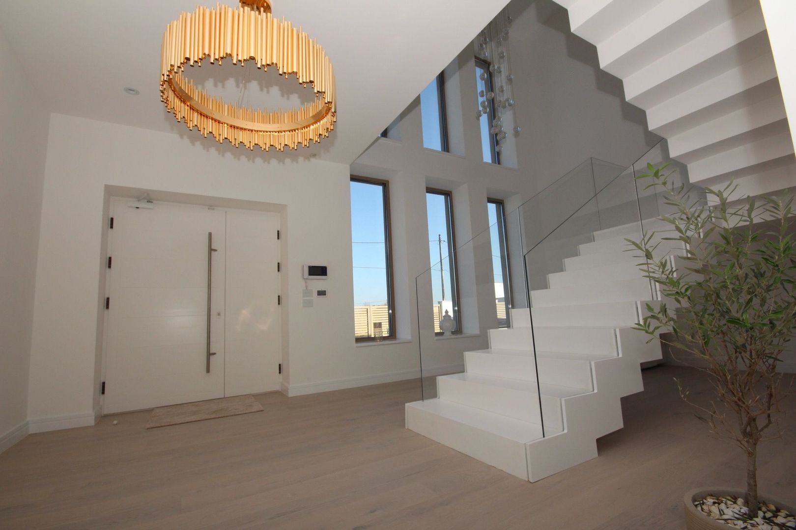 Casă / Vilă cu 8 camere de vânzare în zona Est - Poză 2