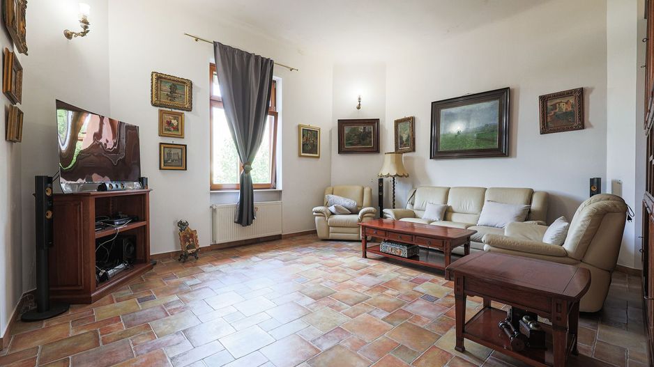 Apartament ultracentral cu 3 camere, 2 băi și curte privată - Poză 1