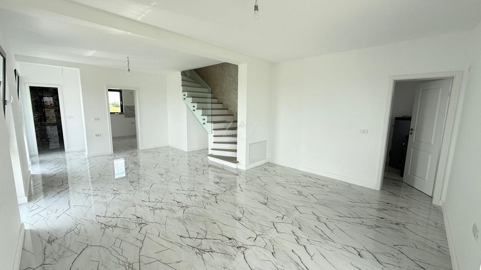 Duplex finalizat despartit prin camera tehnica. 3 dormitoare. 2 balcoane. - Poză 4