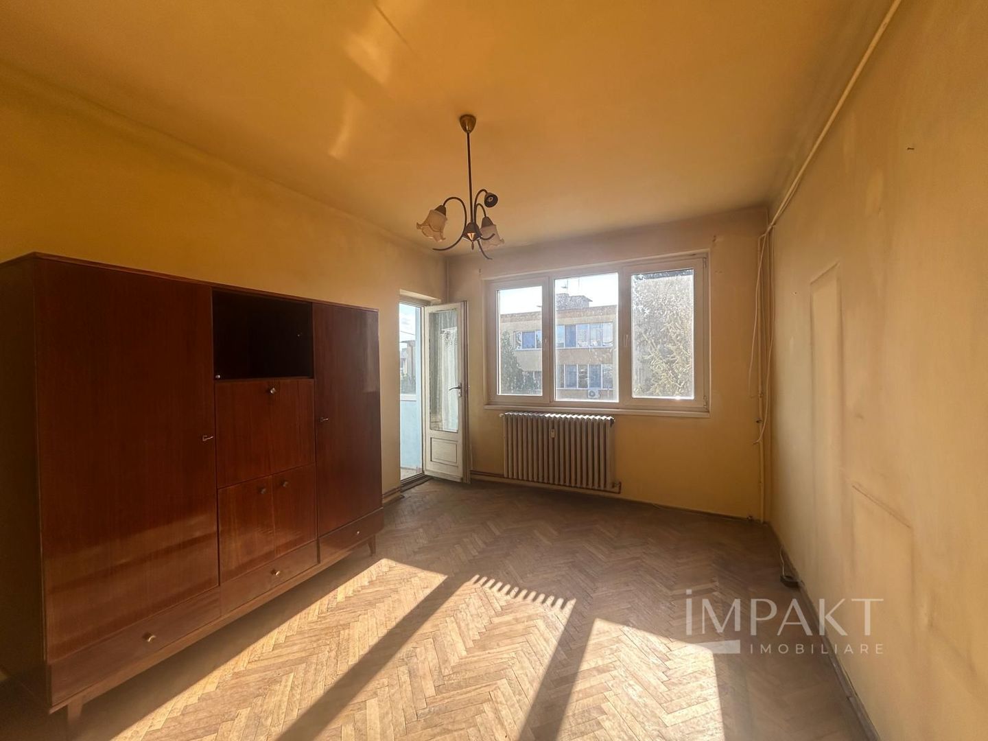 Apartament spatios, cu 4 camere in zona centrala - Poză 2