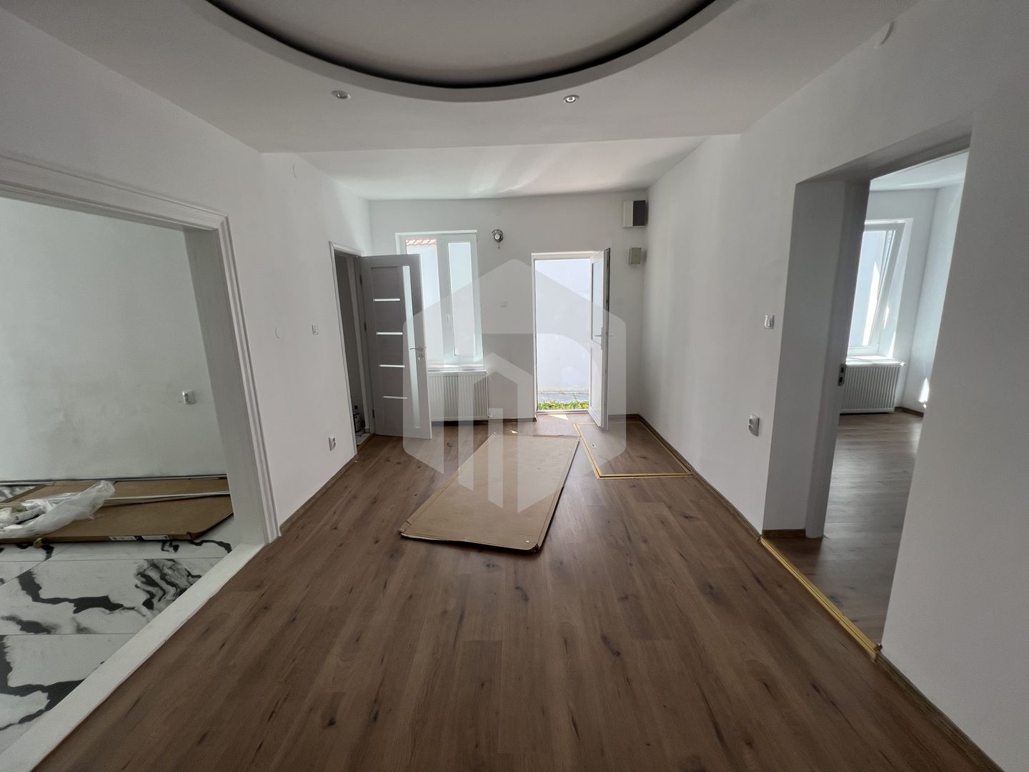 De vanzare casa renovata- 2 cladiri- Zona Moldoveanu-- 400 mp utili - Poză 3