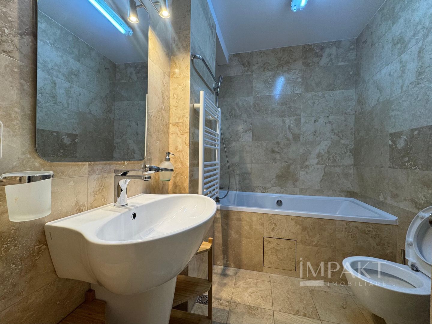 Apartament 94mp  3 camere in Piata Cipariu de inchiriat cu parcare - Poză 9