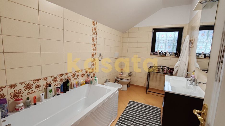 Vila care redefinește echilibrul între rafinament, spațiu și liniște - Poză 36