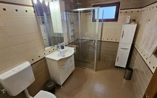Casă deosebită, cu 5 camere, cu teren de 1132 mp – Cisnădioara - Poză 19
