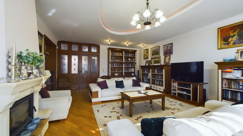 Vilă/casă cu 6 camere 400mp în Dumbrăvița - Poză 1