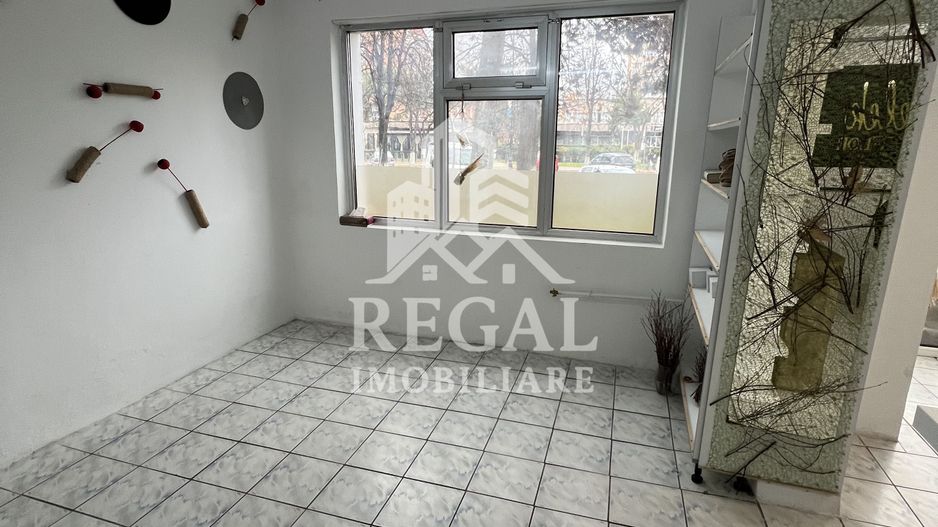 Spațiu comercial de vânzare – 47 mp utili, vitrină generoasă - Poză 4