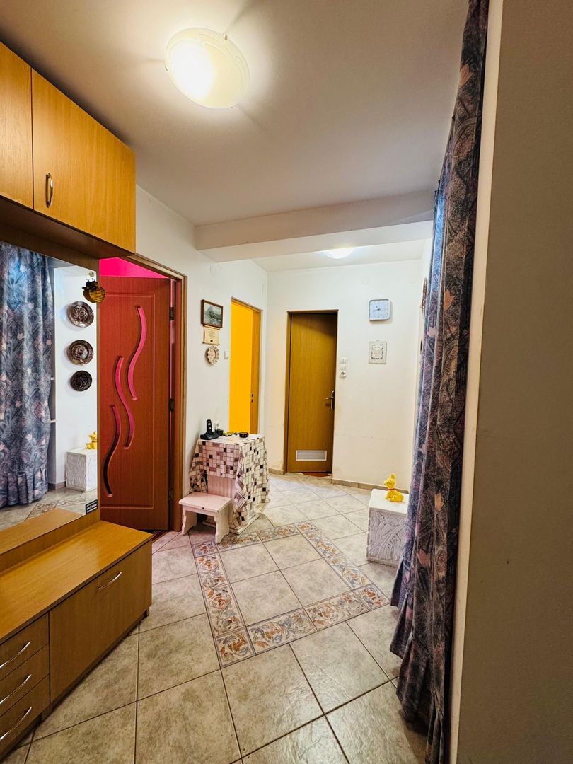 Apartament cu 3 camere pe str. Aluminei langa Liceul Ortodox - Poză 1