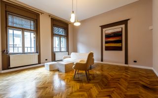 Apartament ULTRACENTRAL cu 3 camere, la cheie, renovat recent - Poză 2