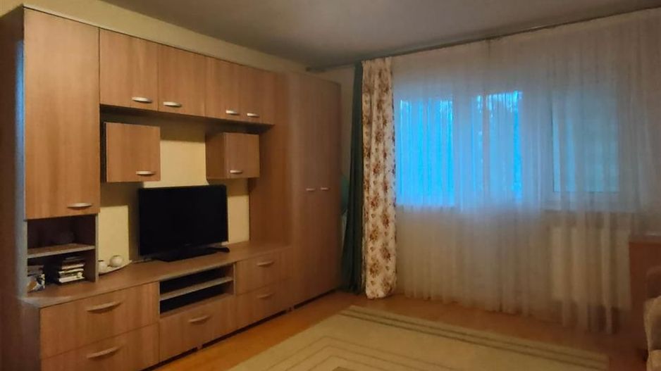 Apartament cu 3 camere decomandat zona Nufarul - Poză 2