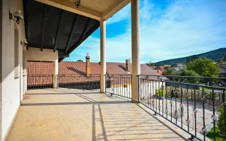 Somptuozitate in stil modern, 2 garaje, 3 terase, totul pe 1.000 mp teren - Poză 18