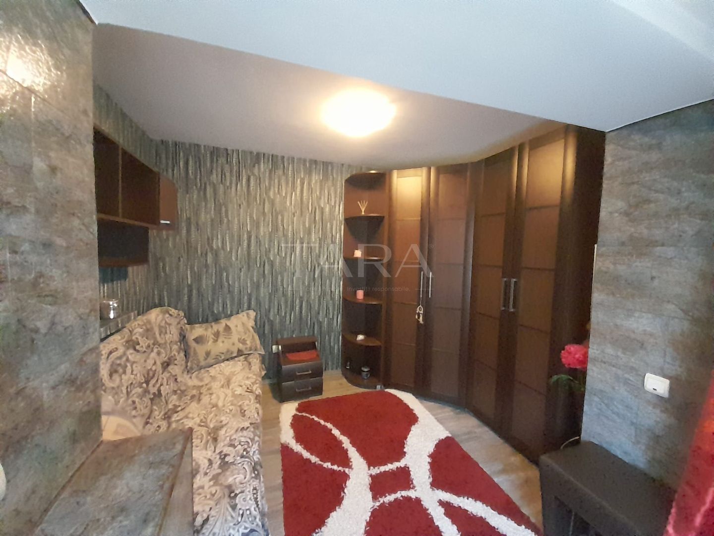 Vanzare apartament la curte comuna in zona centrala - Poză 5