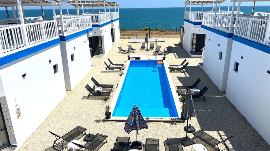 10 Casute Greek Bungalows , Piscina, la Malul Marii, Afacere la Cheie - Poză 1